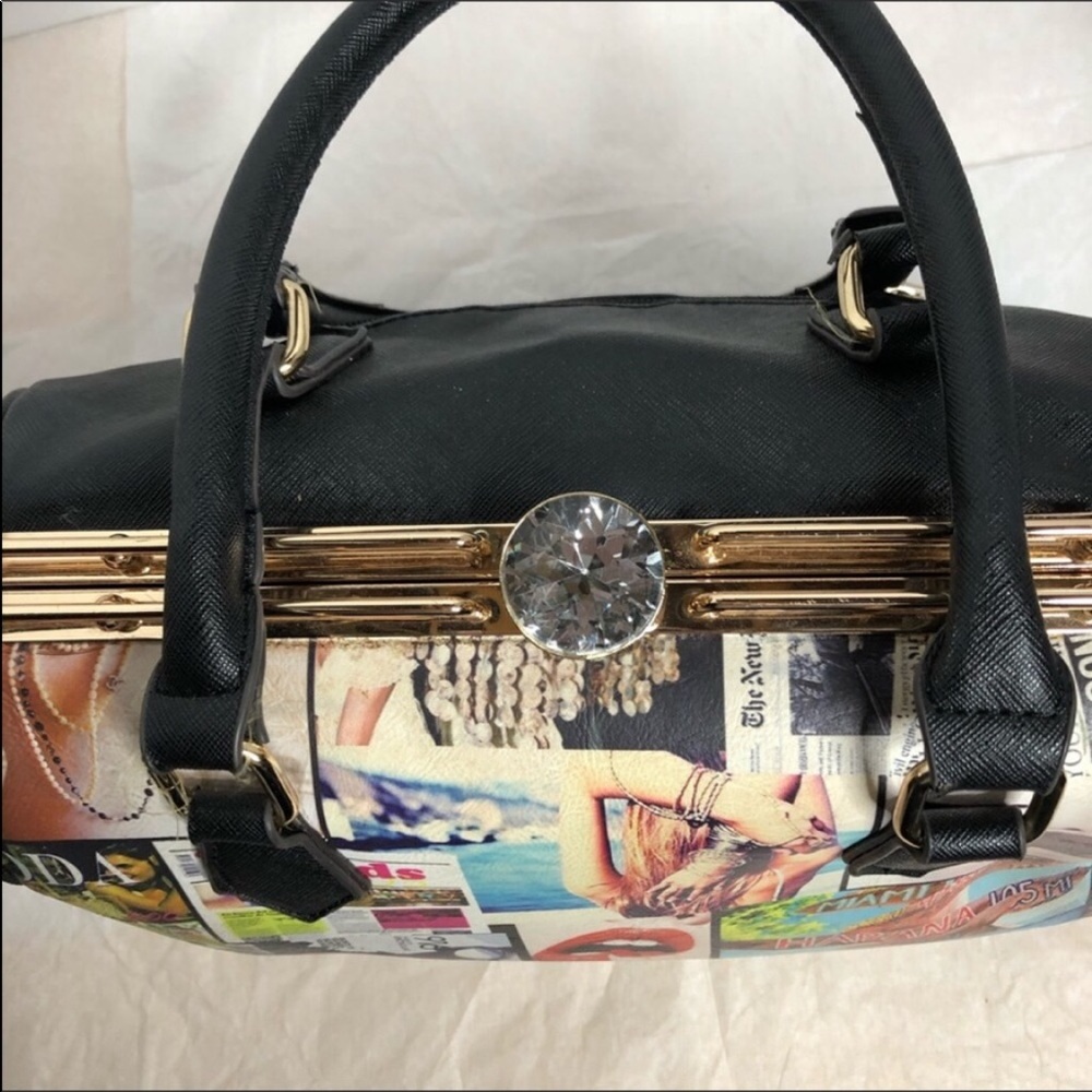 Adorable newsprint doctor bag - Picture 3 of 7